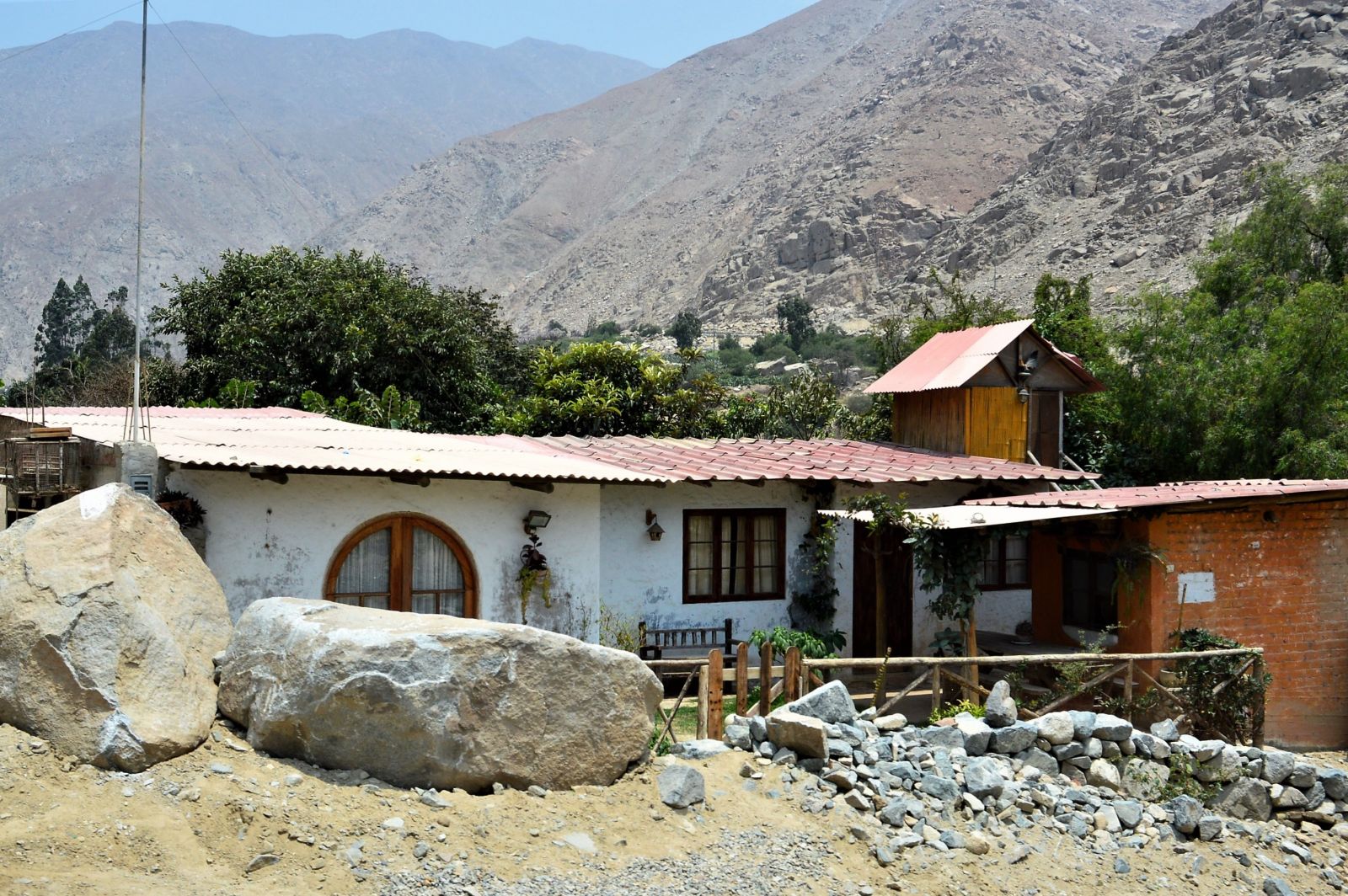 On the road to the desert, we see a few scattered houses